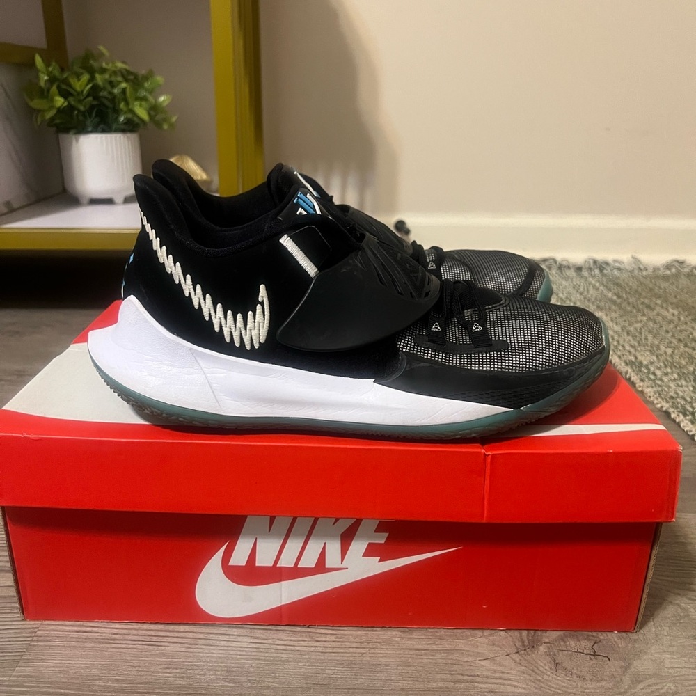 Nike Kyrie Low 3 ‘Moon’